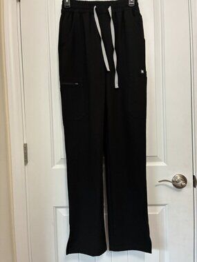 Figs Scrubs Cairo Cargo Pants In Black Size XST 26” x 32”